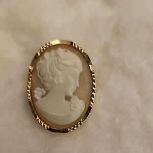 VINTAGE Elegant Gold and Cream Cameo Brooch